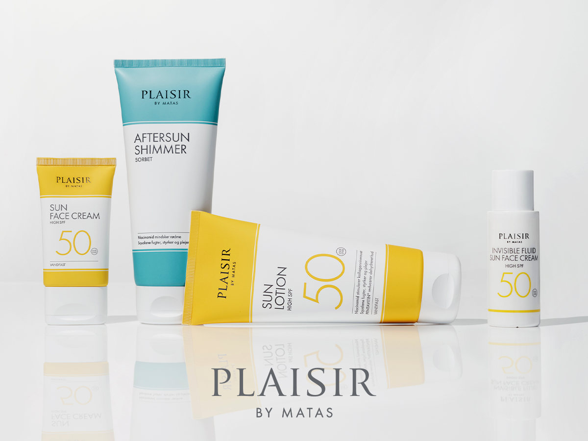 Her ses et billede med solplejeprodukter fra Plaisir by Matas placeret mod en lys baggrund. Produkterne omfatter blandt andet “Aftersun Shimmer”, “Sun Face Cream SPF 50”, “Sun Lotion SPF 50” og “Invisible Fluid Sun Face Cream SPF 50”. Nederst ses Plaisir by Matas-logoet.