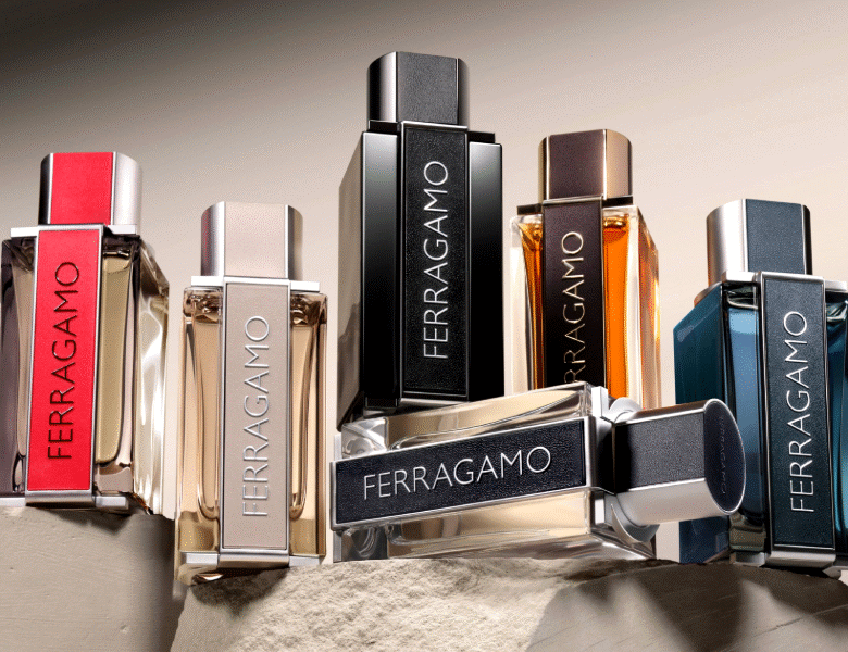 Her ses en beige baggrund med seks forskellige Ferragamo parfumer. 