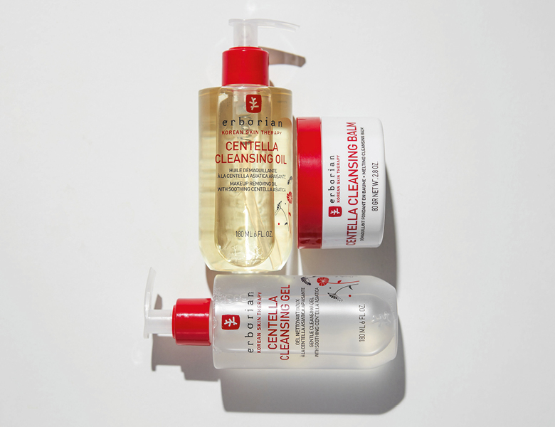 Her ses Erborian renseprodukter – cleansing oil, cleansing balm og cleansing gel på en lys baggrund.