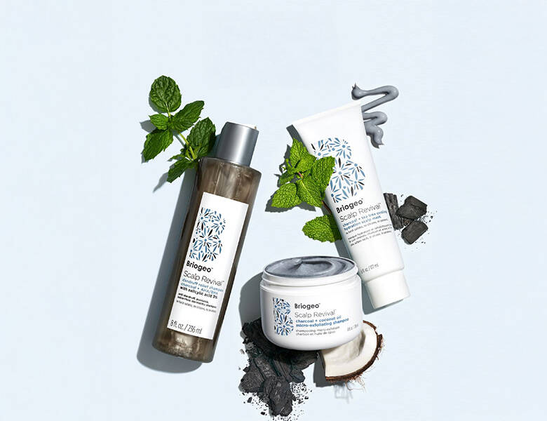 Her ses en lyseblå baggrund med tre produkter og nogle forskellige ingredienser. 