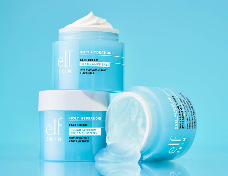 Her ses en blå baggrund med tre elf cleansers. 