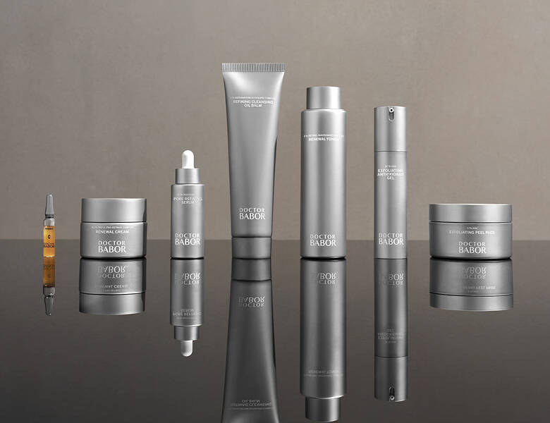 Her ses en masse forskellige Babor produkter i sølv. Baggrunden er mørk.