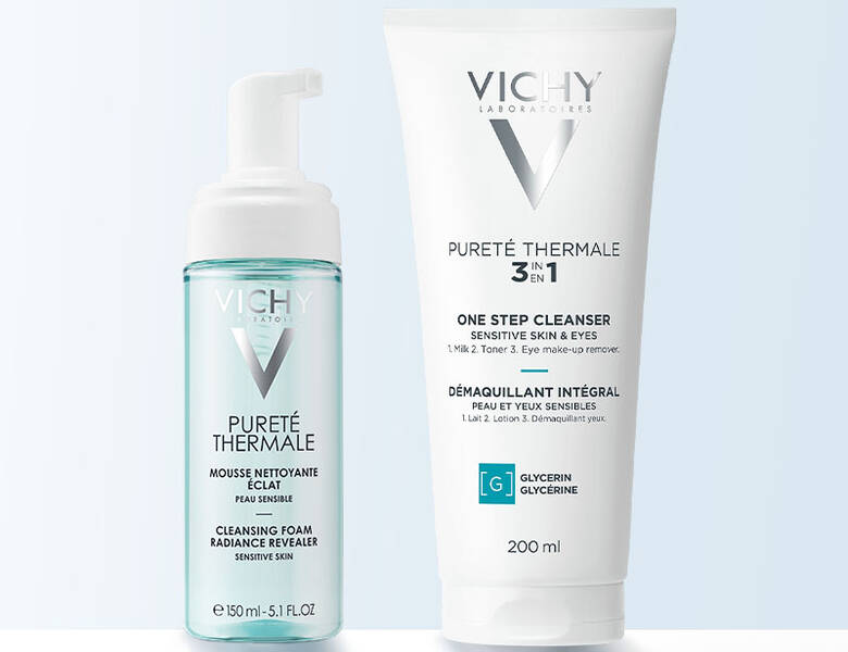 Her ses to Vichy produkter - et hvidt og et grønt. Baggrunden er lyseblå.