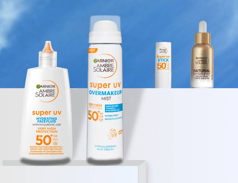 Her ses en blå klar himmel med fire solprodukter. 