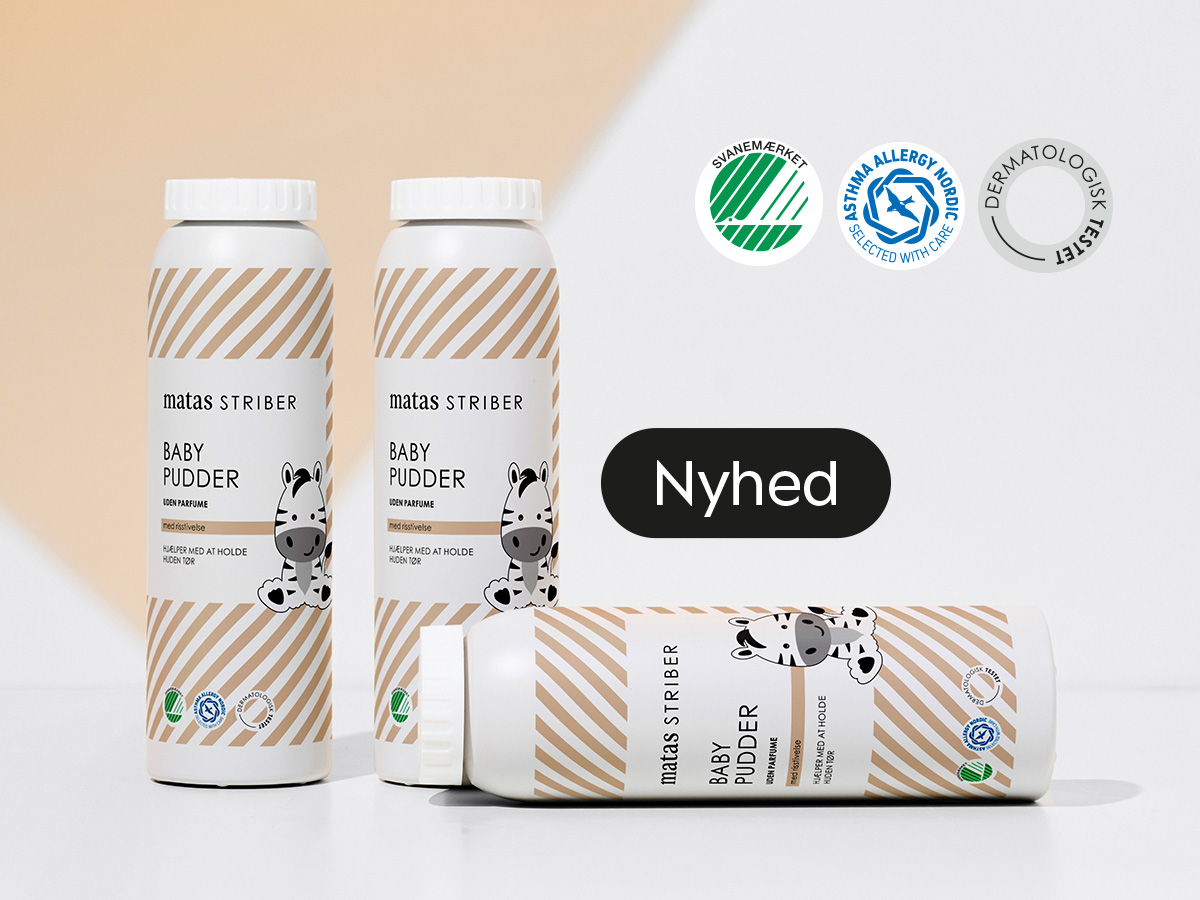 Tre beholdere med Matas Striber Baby Pudder på lys baggrund. Grafikken viser desuden Svanemærket, Asthma Allergy Nordic og Dermatologisk Testet samt teksten “Nyhed”