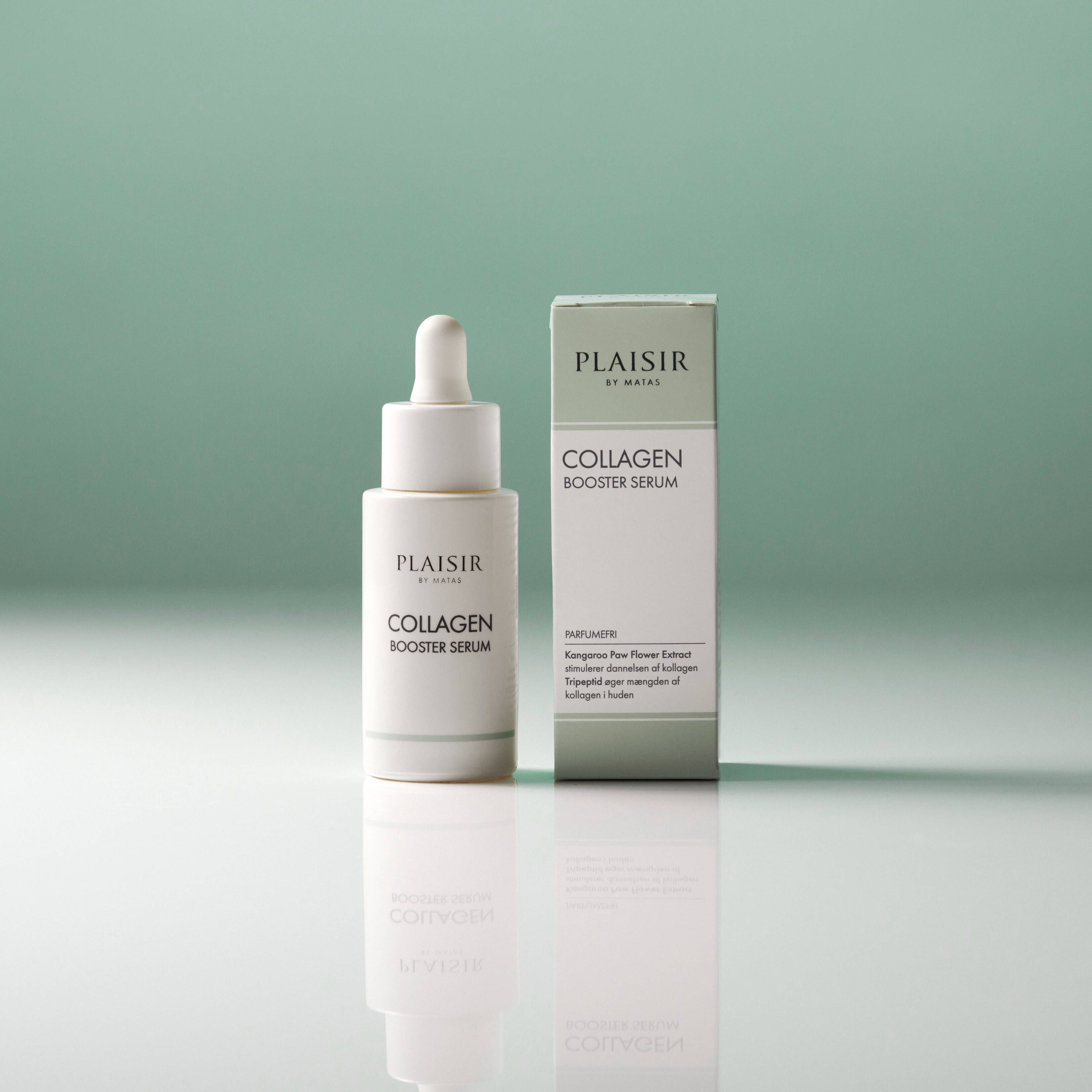 En flaske Plaisir Collagen Booster Serum står ved siden af sin æske på en blank overflade mod en grøn baggrund. Flasken har pipette, og begge dele spejler sig i underlaget.