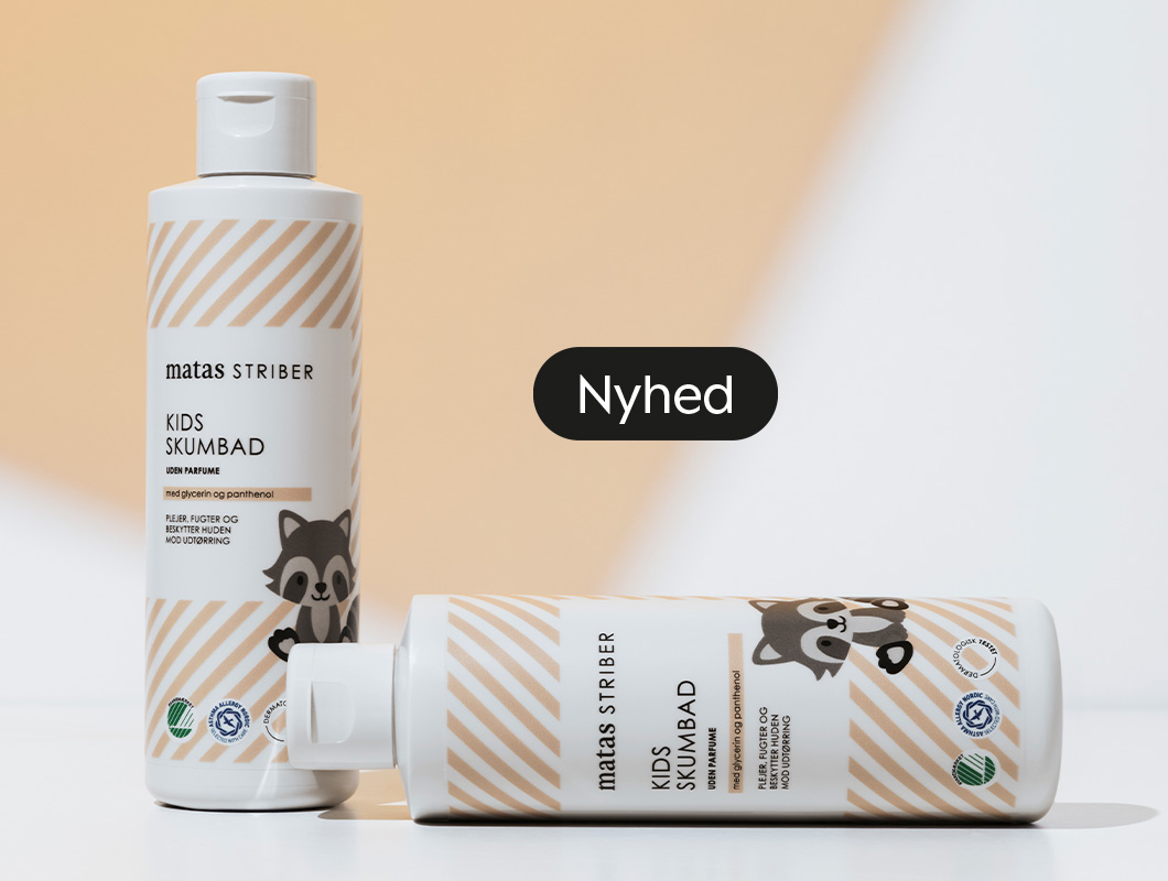 Matas Striber babypleje med babypudder, baby salve, alt-i-en vask, babyolie, mavecreme og baby SOS multi balm står samlet ved siden af en gul natursvamp.