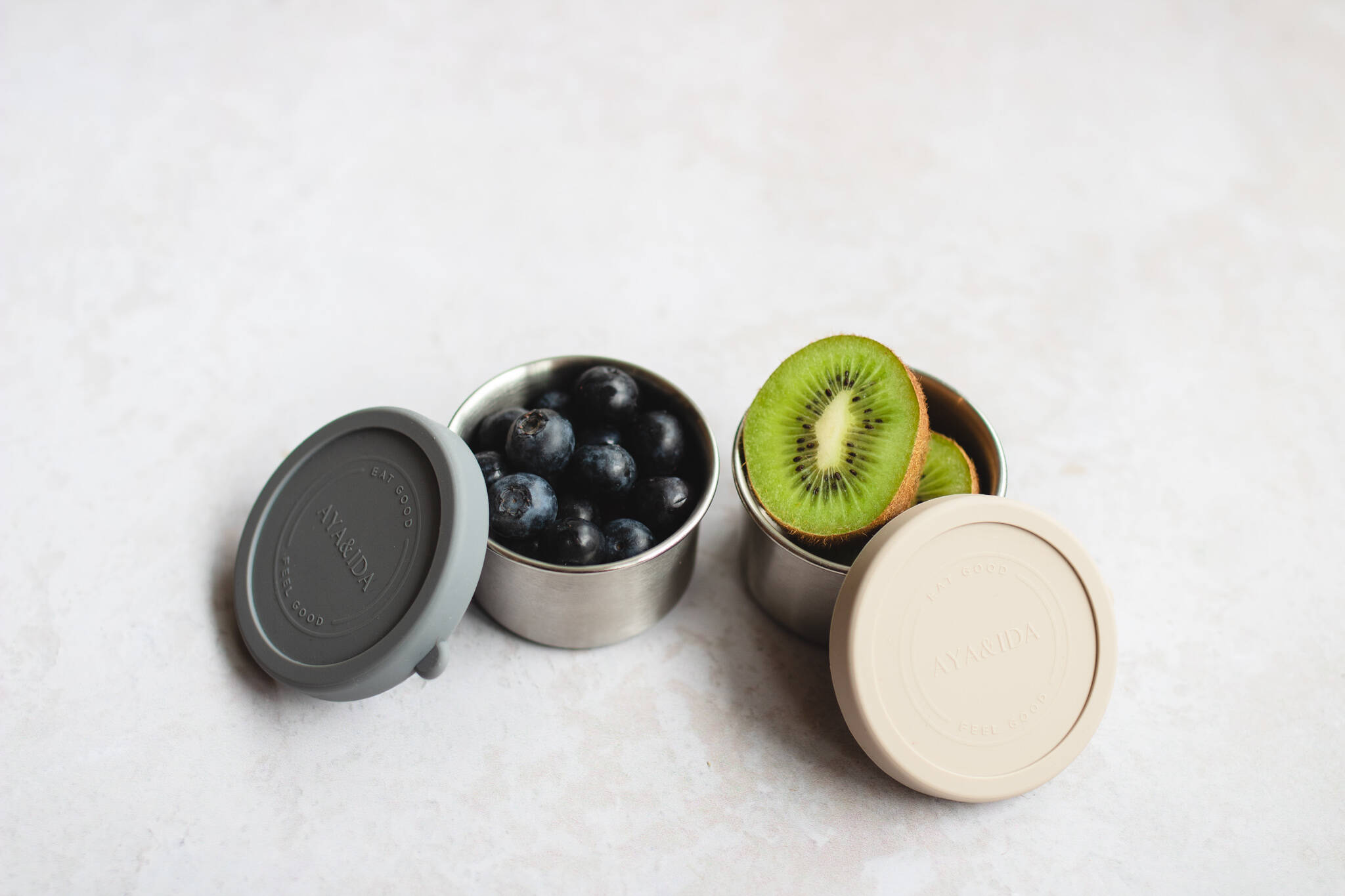 Her ses en hvid baggrund med to små bøtter, som har frugt i sig. 