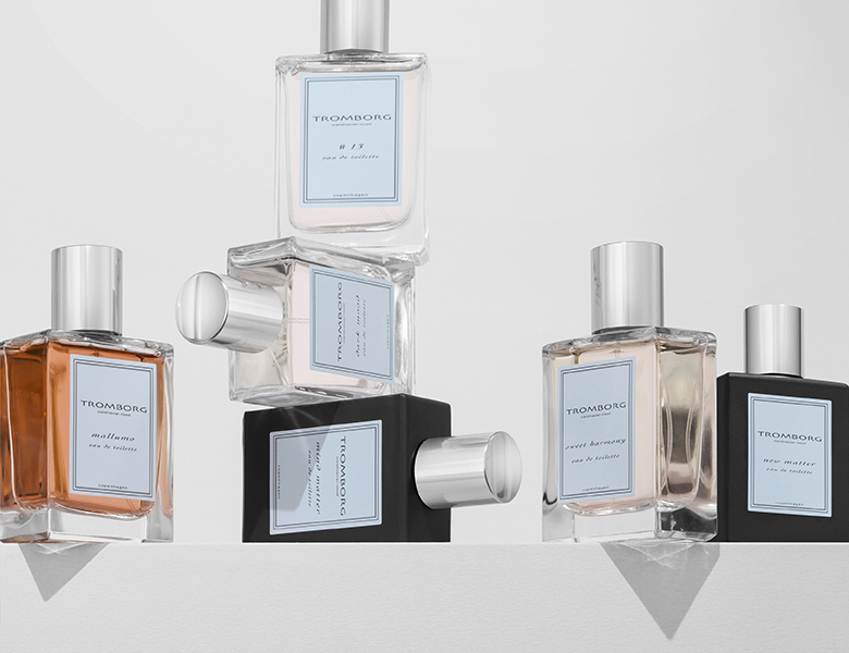 Her ses en lys baggrund med flere hvide gaveæsker.