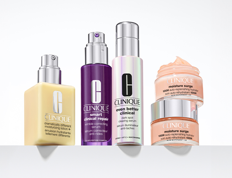 Her ses et billede med hudplejeprodukter fra Clinique placeret mod en lys baggrund. Der ses blandt andet “Dramatically Different Moisturizing Lotion+”, “Smart Clinical Repair”, “Even Better Clinical Dark Spot Clearing Serum” og “Moisture Surge”.