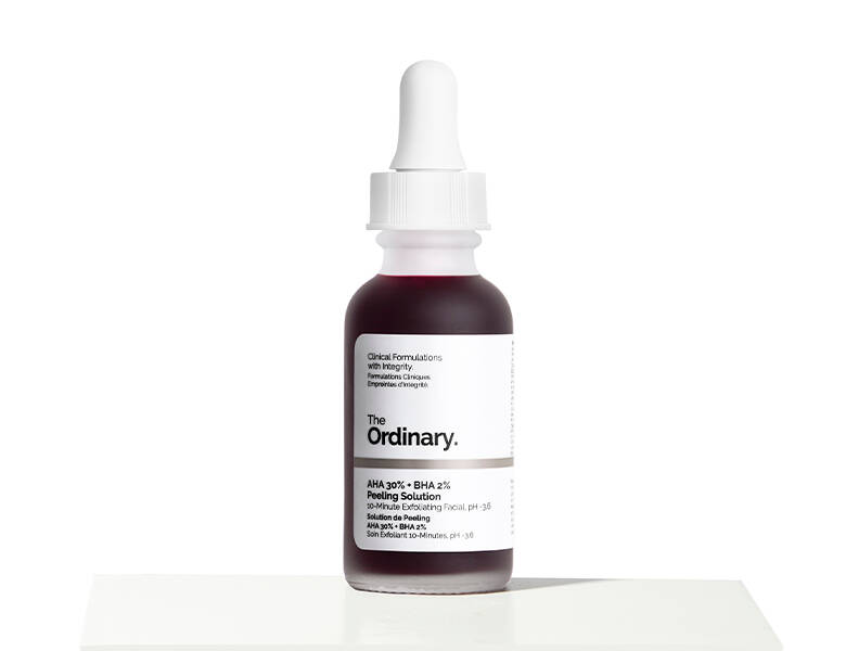 Her ses en hvid baggrund med et enkelt rødt produkt. 