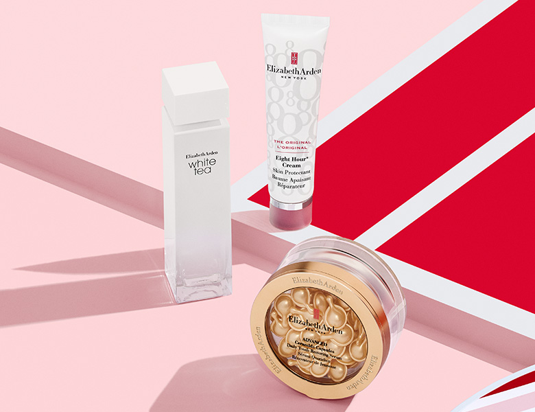 Her ses Elizabeth Arden produkter – parfume, creme og Eight Hour Cream på en lyserød baggrund.