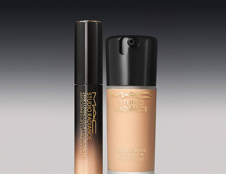 Her ses en mørkegrå baggrund med to MAC produkter til ansigtet.