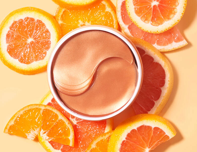 Her ses en orange baggrund med appelsiner og øjenmasker. 