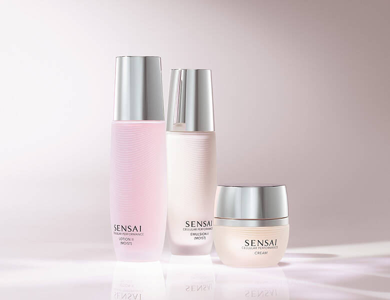 Her ses en sart lyserød baggrund med tre produkter. 