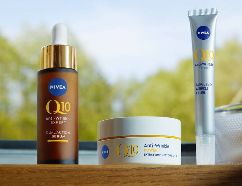 Her ses tre forskellige Nivea produkter på et bord udenfor. 