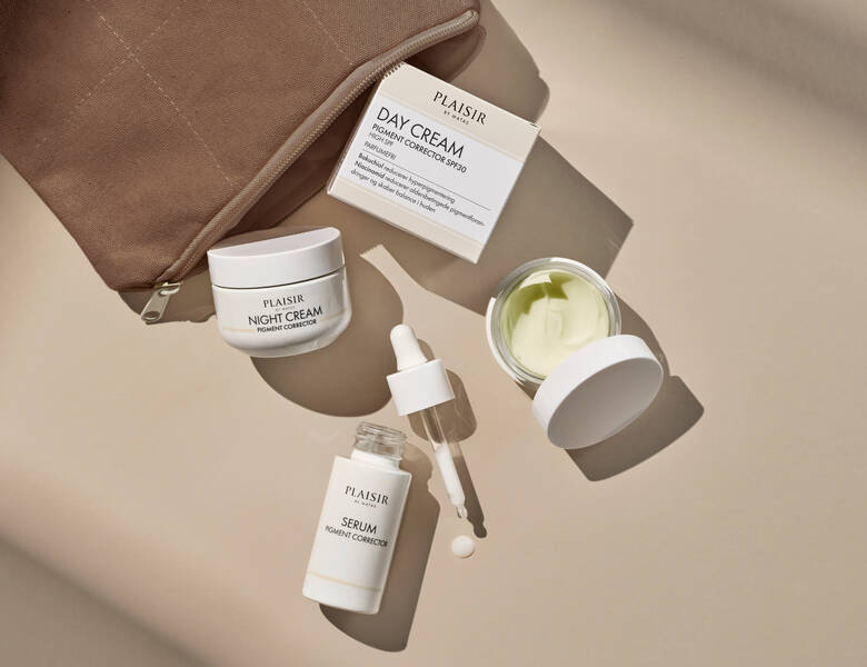 Her ses forskellige produkter, som kommer ud af en brun taske. Bordet de kommer ud på er en lys neutral farve. 