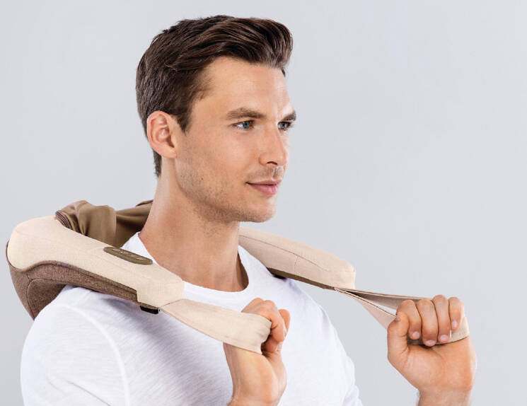 Her ses en lysegrå baggrund med en mand, som er i færd med at bruge et produkt. 