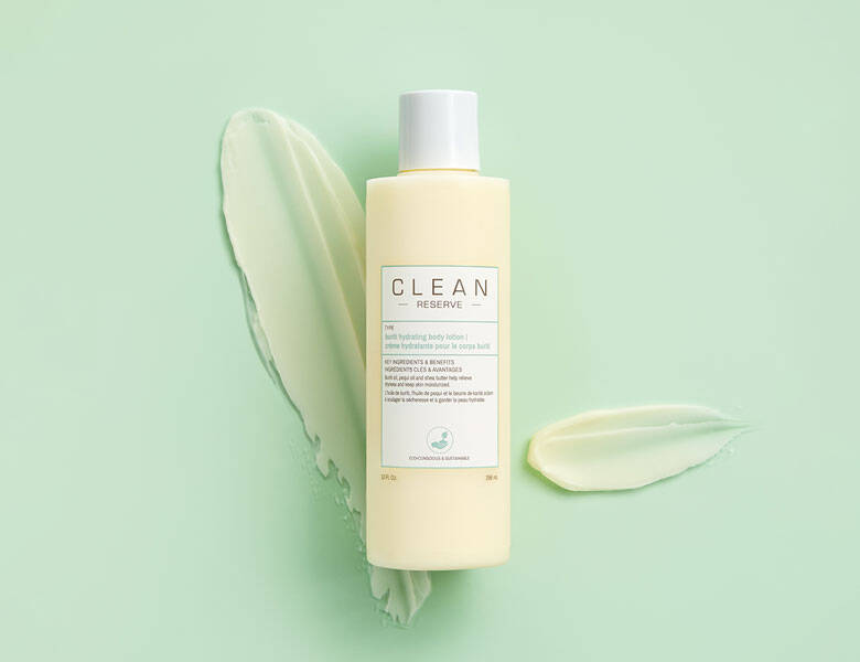 Her ses en grøn baggrund med en Clean creme på. Bag cremen er noget af produkter smurt ud. 