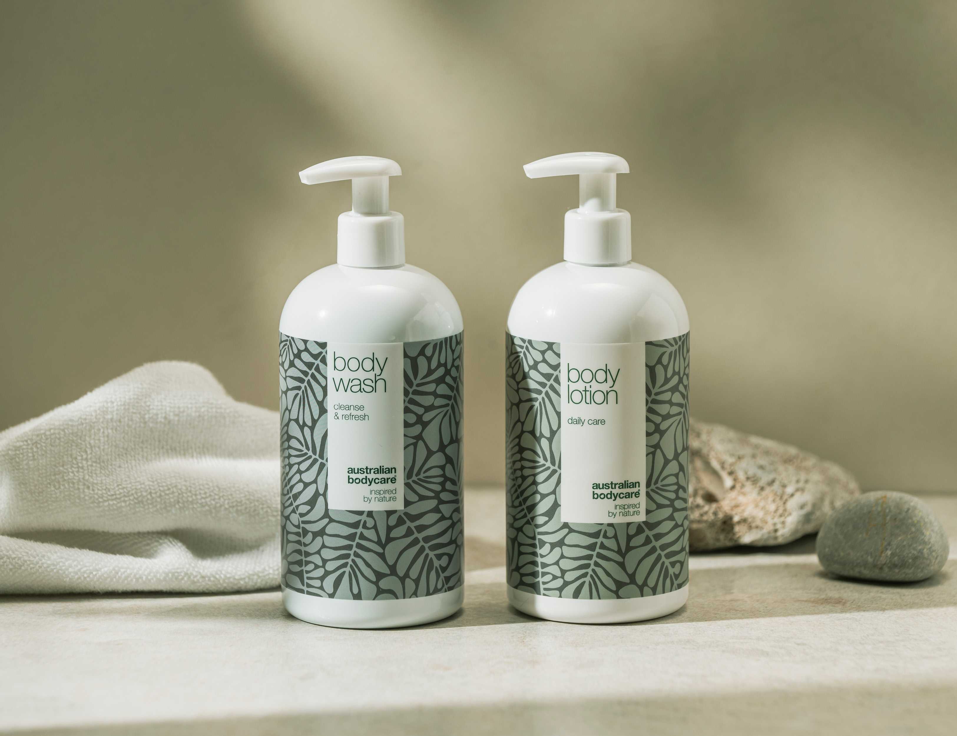 Her ses to australian bodycare produkter – body wash og body lotion i hvide flasker med pumpe på en lys baggrund.