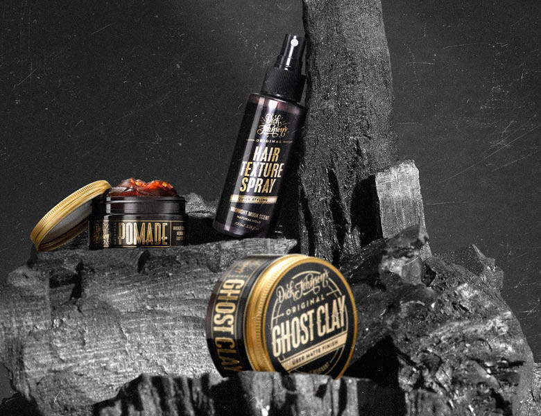 Her ses en mørk grotte med tre forskellige Dick Johnson produkter til håret.