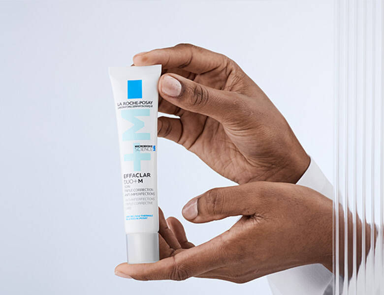 Her ses et par hænder, som holder et La Roche-Posay produkt.