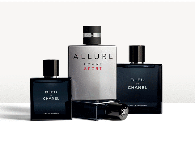 Her ses et billede med flere parfumeflakoner fra Chanel placeret samlet mod en lys baggrund. På flakonerne står teksten “BLEU DE CHANEL” samt “ALLURE HOMME SPORT”. Flakonerne er i mørkeblå og sølvfarvede nuancer med sorte låg.