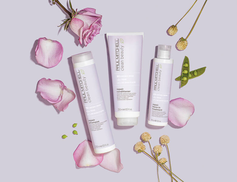 Her ses der tre lyslilla produkter på en lilla baggrund med lilla rosa og andre planter. 
