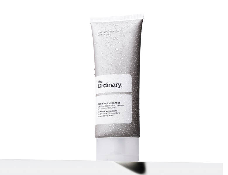 Her ses en hvid baggrund med et enkelt sølvfarvet produkt.