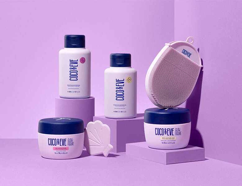 Her ses en lilla baggrund med seks lilla Coco & Eve produkter. 