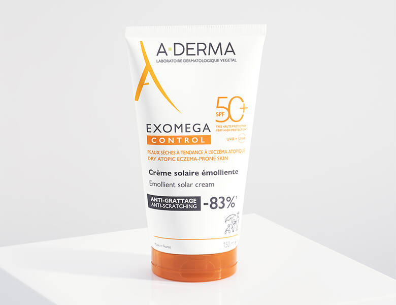 Her ses en solcreme fra A-DERMA , stående på et hvidt bord med en hvid baggrund. 