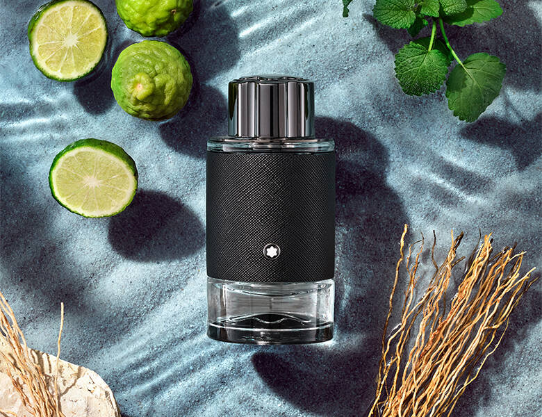 Her ses noget vand med lime og planter. I det flyder en sort Montblanc parfume. 