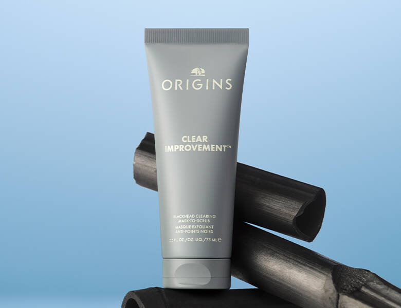 Her ses en blå baggrund med et gråt produkt, som har noget sort bag sig. 