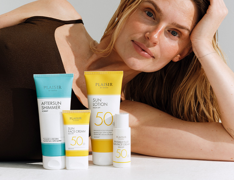 Her ses en kvinde sammen med Plaisir solprodukter – solcreme, aftersun og ansigtscreme på en lys baggrund.