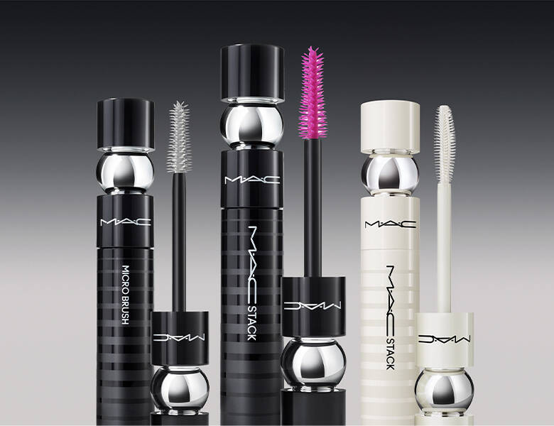 Her ses en mørkegrå baggrund med tre forskellige MAC mascaraer.