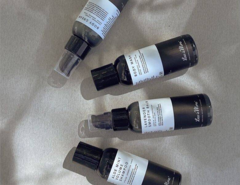 Her ses fire produkter fra Less Is More i rejsestørrelse. De ligger på en lys baggrund. 