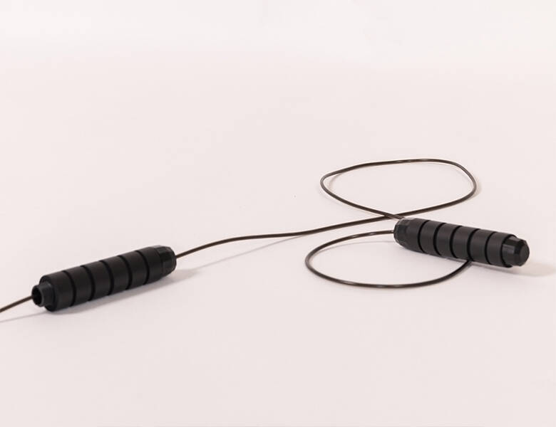 Her ses en lys baggrund med et sort sjippetorv. 