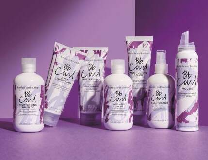 Her ses en lilla baggrund med syv hvide og lilla produkter. 