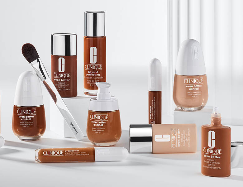 Ger ses en hvid baggrund med forskellige Clinique foundations i forskellige farver.