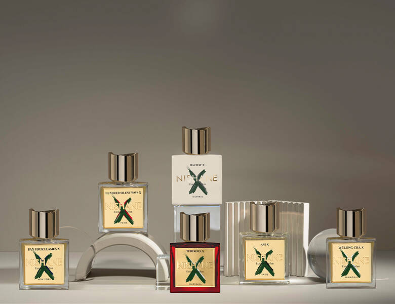 Her ses seks forskellige Nishane parfumer på en grå baggrund.