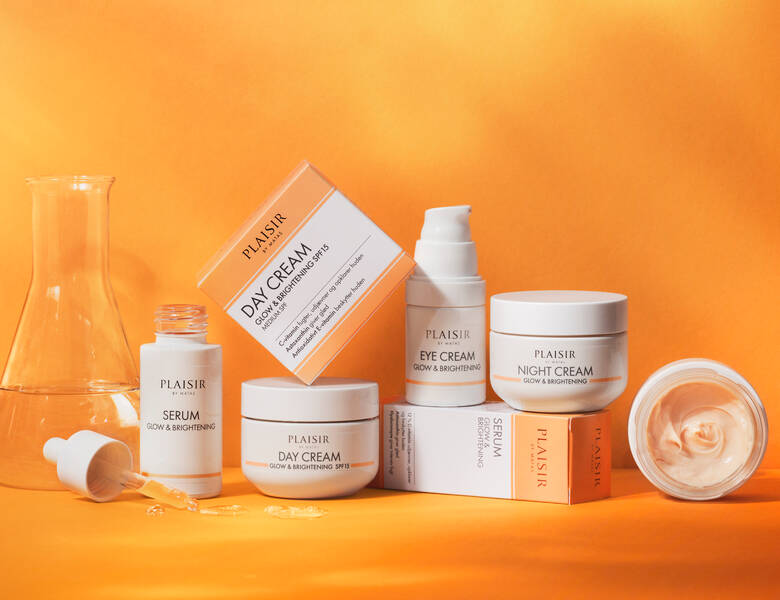 Her ses en orange baggrund med flere hvide produkter. 