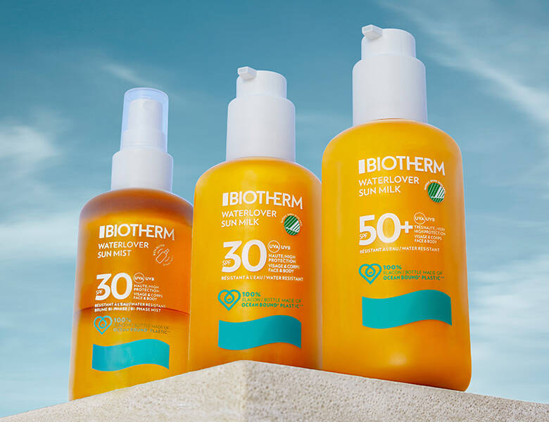 Her ses tre solprodukter fra Biotherm med en blå himmel som baggrund. 