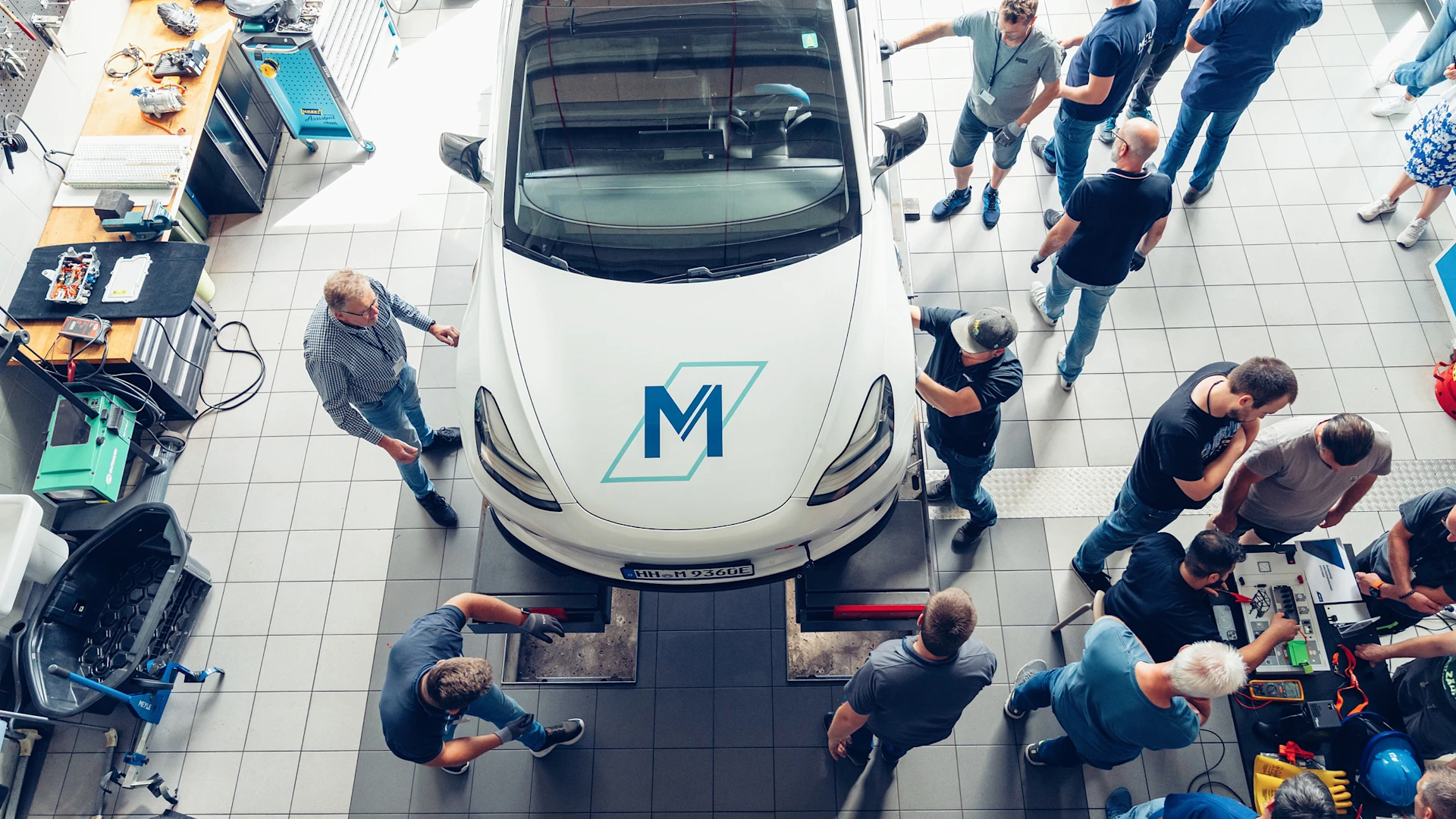 Fachgerechte Prüfung von Hochvolt-Komponenten an einem Elektrofahrzeug in der Werkstatt.