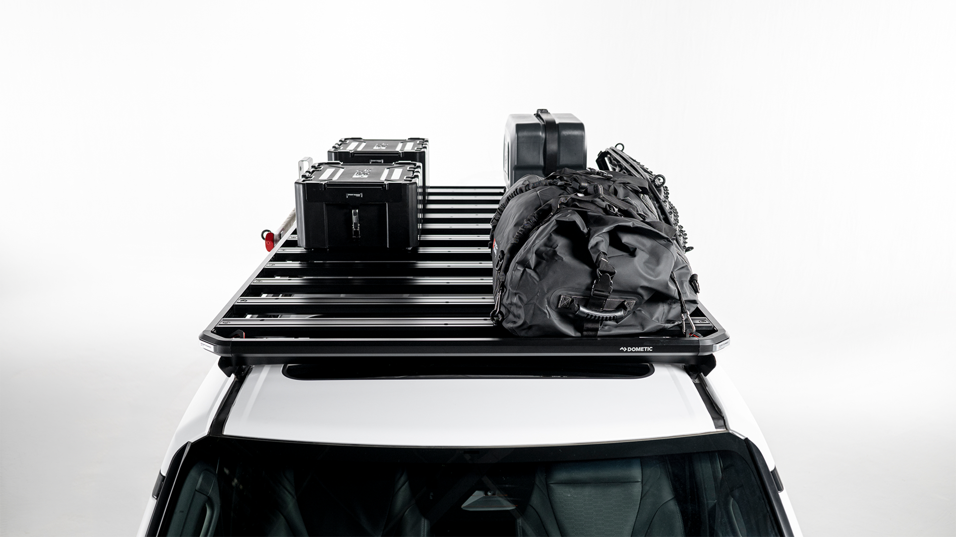 Dometic Front Runner Series Slimline 3 Dachtr&auml;ger beladen mit Aufbewahrungsboxen und Ausr&uuml;stungstasche