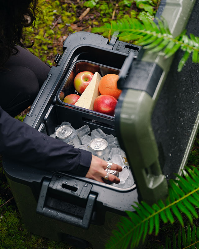 Geöffnete passive Dometic Recon Kühlbox mit Eis, Getränken und Lebensmitteln