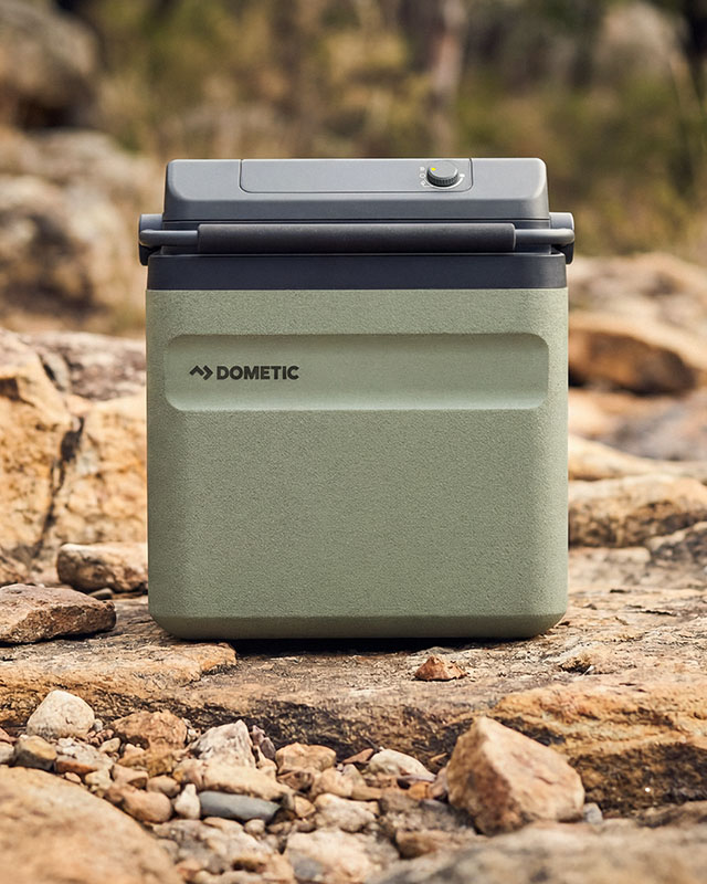 Dometic DTE26 thermoelektrische Kühlbox auf felsigem Untergrund
