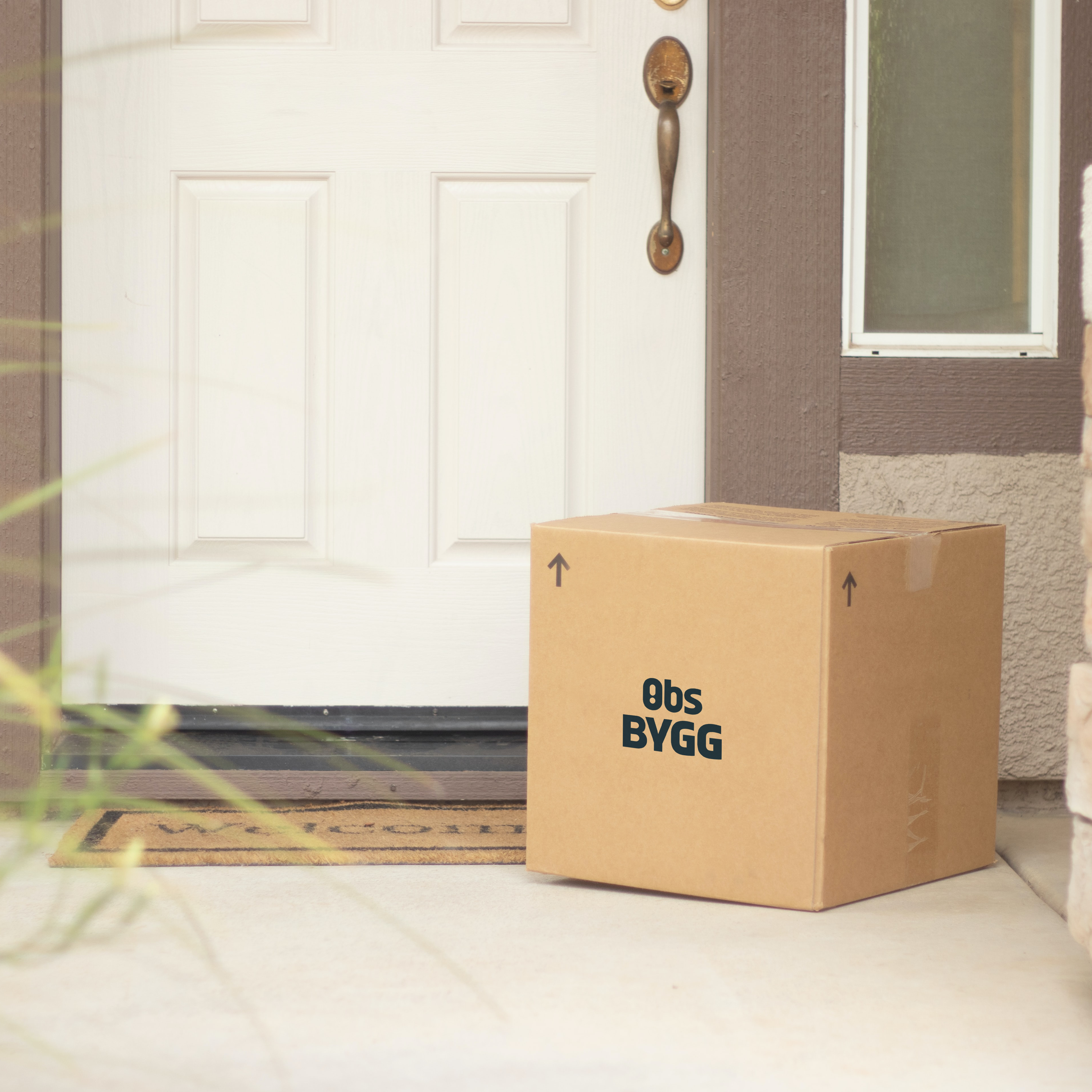 Bilde av eske foran dør med Obs BYGG logo