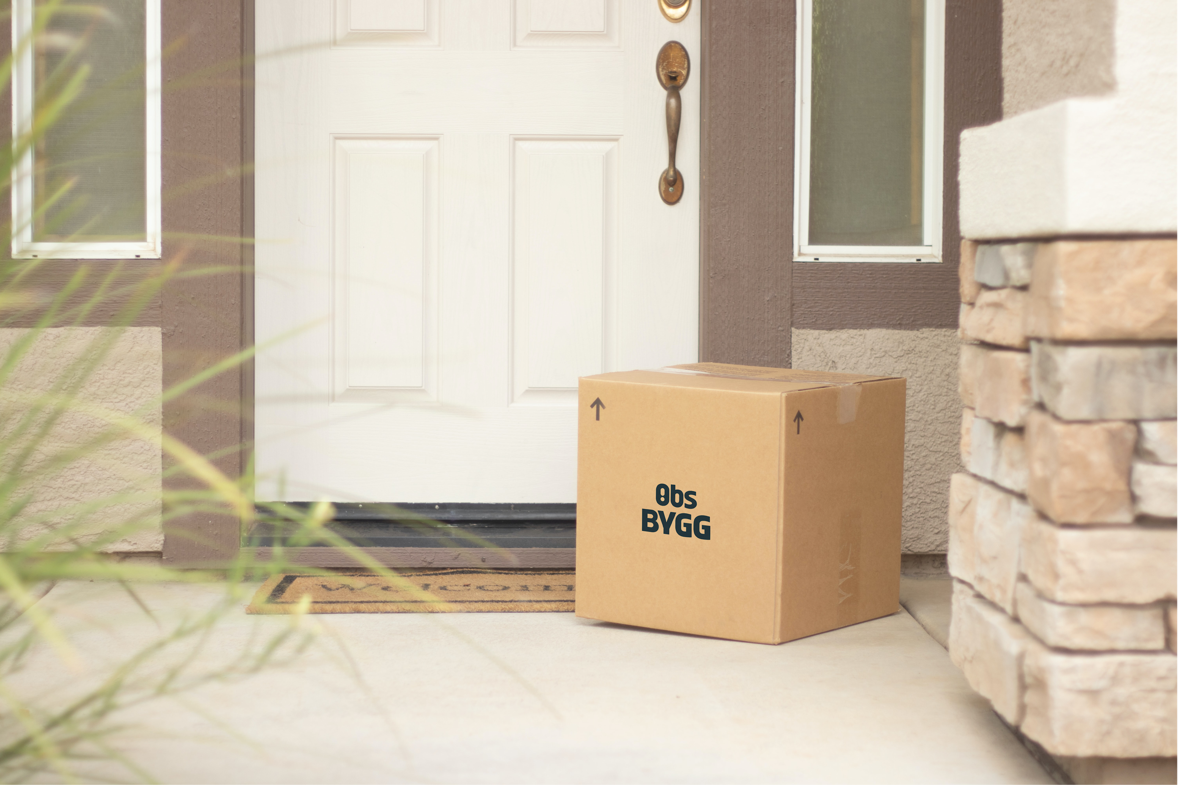 Bilde av eske foran dør med Obs BYGG logo