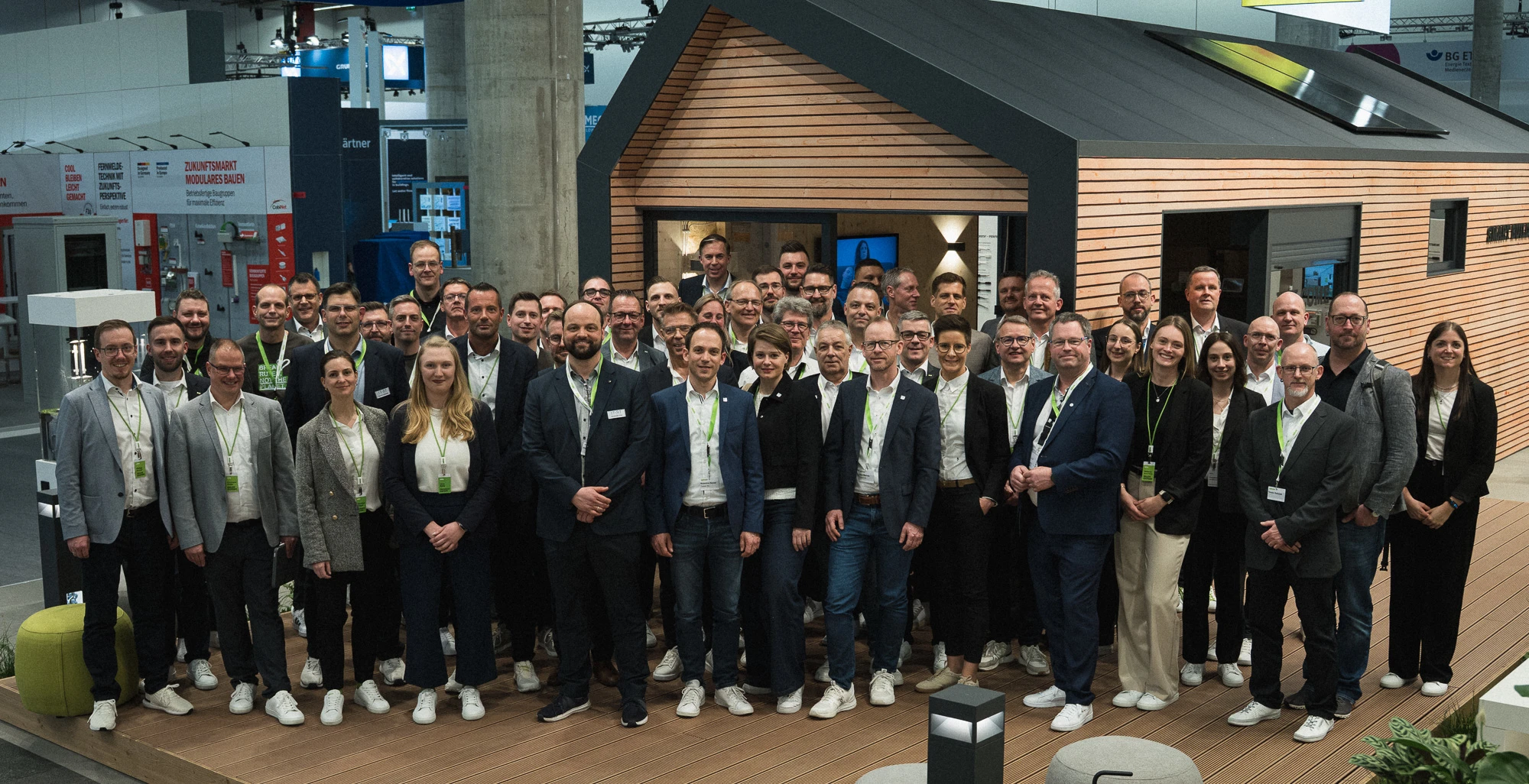 Die Teilnehmerinnen und Teilnehmer des WINSTA® Partnertreffens 2026 auf der Light + Building in Frankfurt. Der Networking-Abend bot Raum für Austausch, Vernetzung und gemeinsame Zukunftsperspektiven.