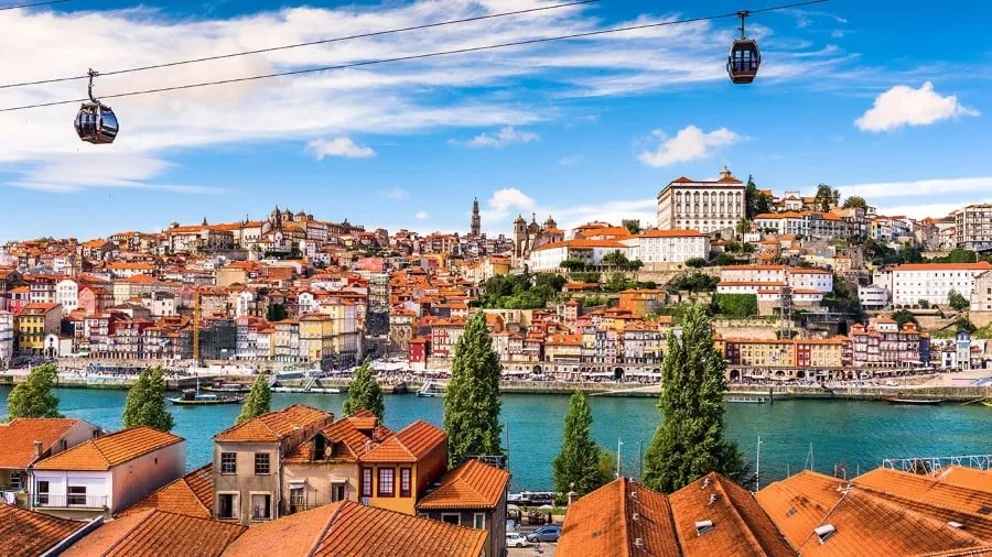 porto_cable-car-above-the-douro-river-and-the-old-town_shutterstock_365359853_1200x675px.jpg
